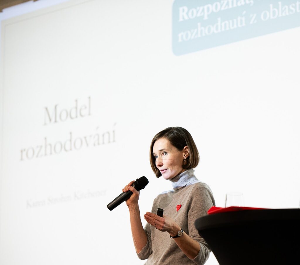 Kristýna Bečeva přednáší na konferenci České asociace pro psychoterapii